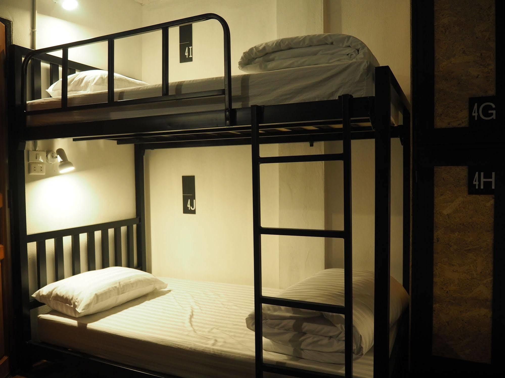 Eden Walking Street Hostel Чіангмай Екстер'єр фото